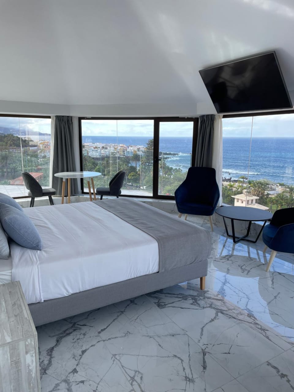 Bed, Natural landscape, TV and multimedia, View (from property/room), Living room, Photo of the whole room, Bedroom, Mountain view, Sea view