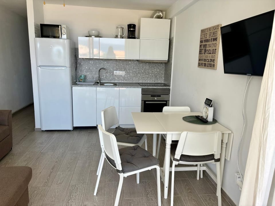 Coffee/tea facilities, Kitchen or kitchenette, dishwasher, oven