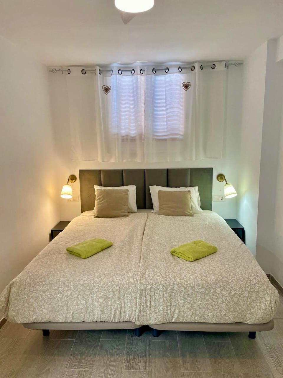 Bed, Bedroom, towels