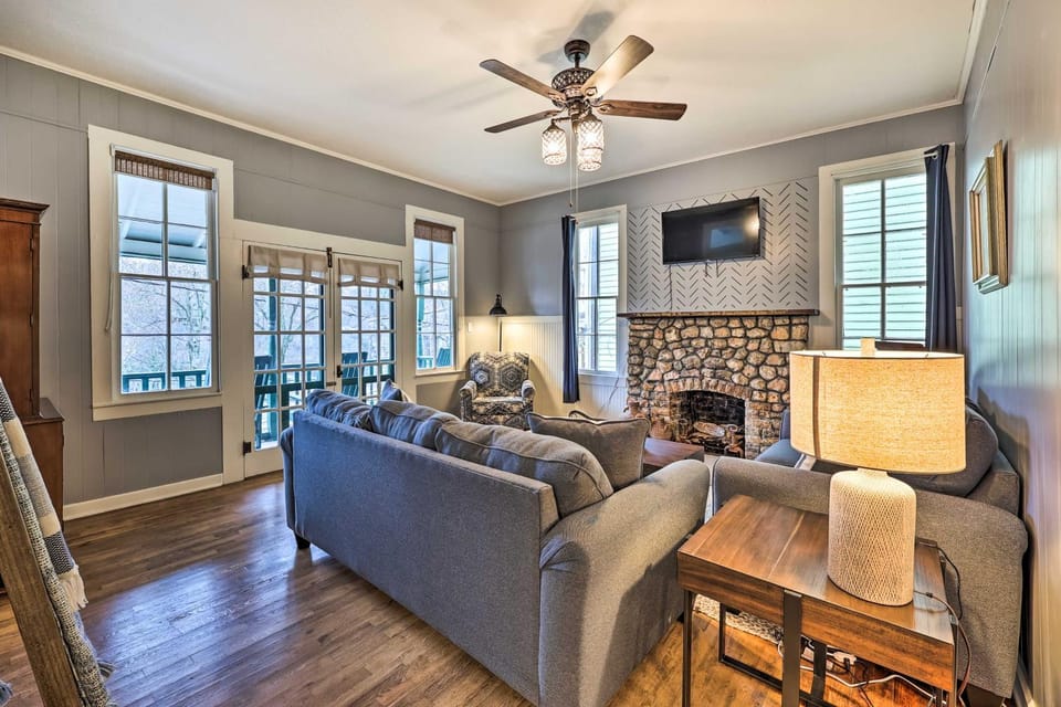 Cozy Eureka Springs Cottage, Walk to Dtwn! House in Eureka Springs