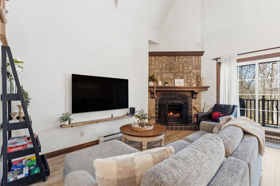 Huge condo in front of Tremblant ski resort House in Mont-Tremblant