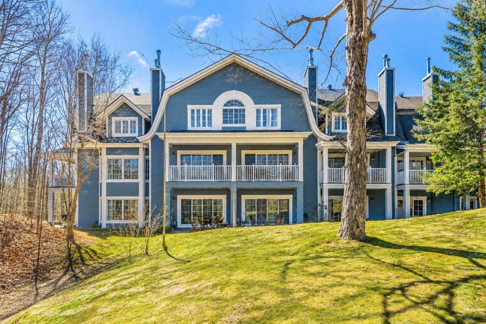 Huge condo in front of Tremblant ski resort House in Mont-Tremblant