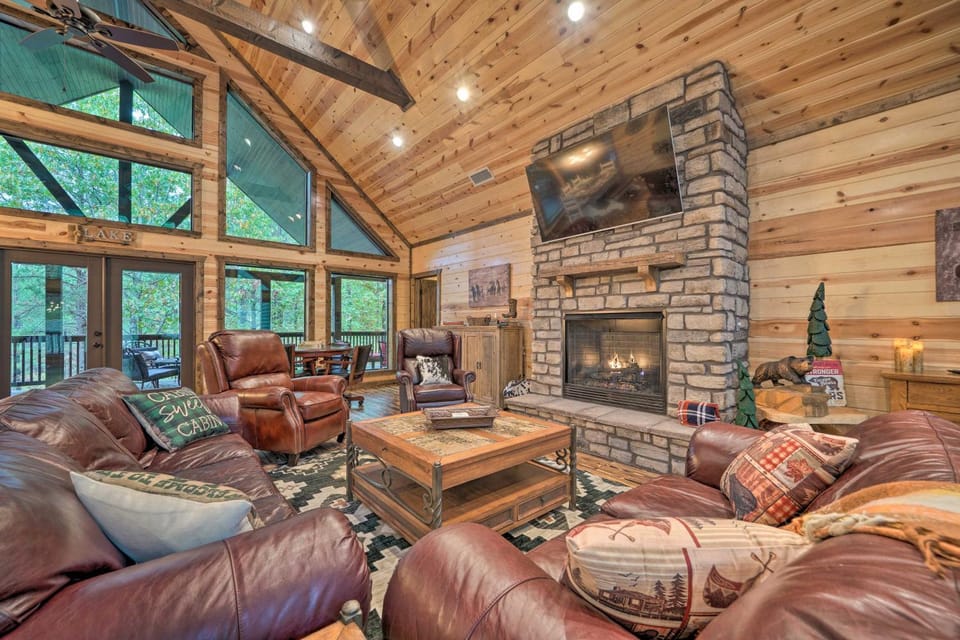 Broken Bow Cabin: Deck w/ Hot Tub & Pool Table! Cabin in Oklahoma
