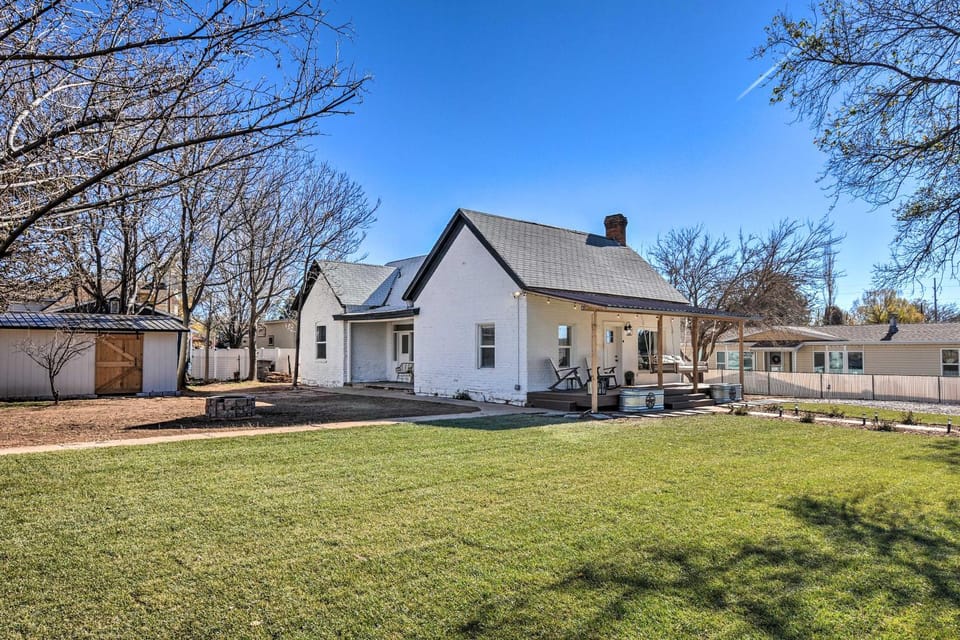 Modern Kanab Home: Fire Pit, Red Rock Views! House in Kanab