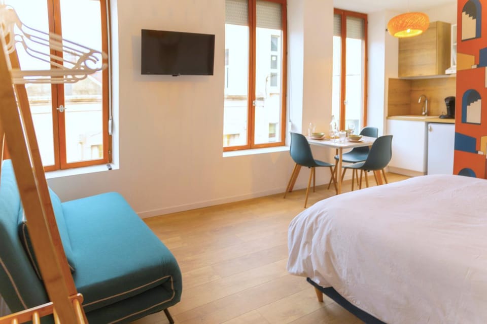 Dining area, kitchen