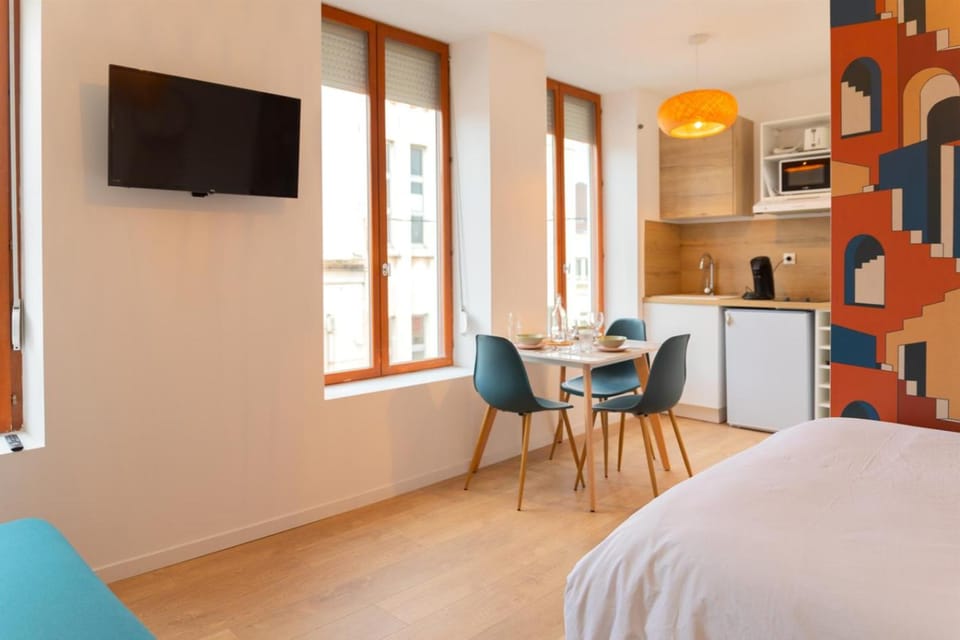 Bed, TV and multimedia, Coffee/tea facilities, Kitchen or kitchenette, Living room, Seating area, Dining area, concierge, hair dresser, minibar, toaster