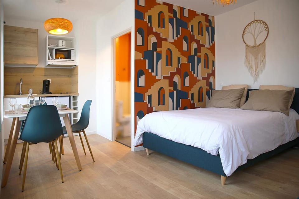 Bed, Seating area, Dining area