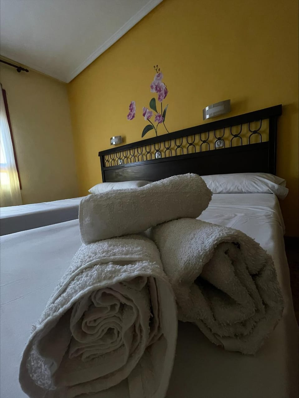 Bed, towels