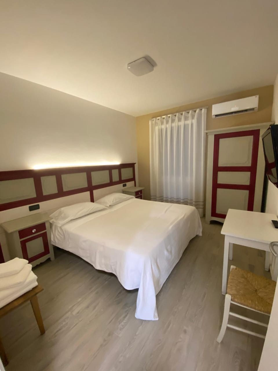 Bed, TV and multimedia, Photo of the whole room, Bedroom, hair dresser