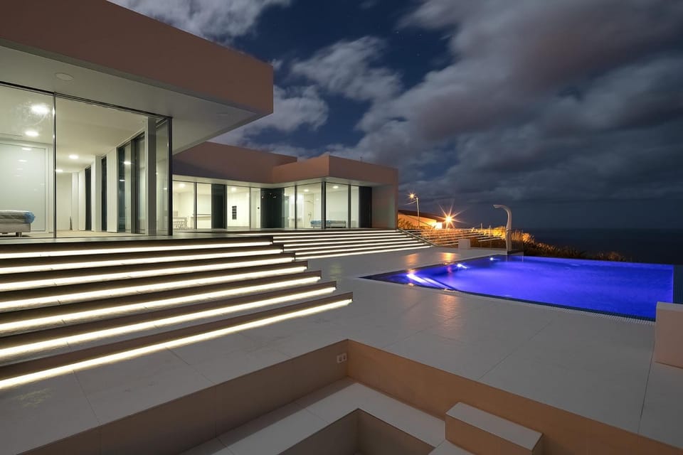 Property building, Balcony/Terrace, Living room, Swimming pool
