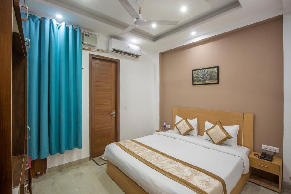 Photo of the whole room, fireplace, wardrobe, air conditioner