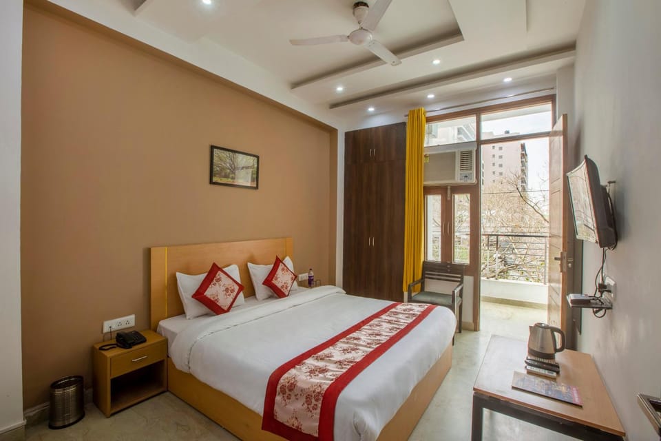 TV and multimedia, Photo of the whole room, Bedroom, hair dresser