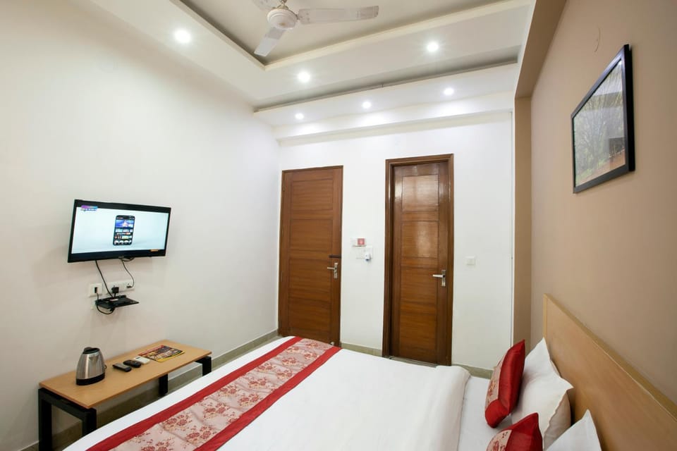 TV and multimedia, Photo of the whole room, Bedroom, hair dresser, wardrobe