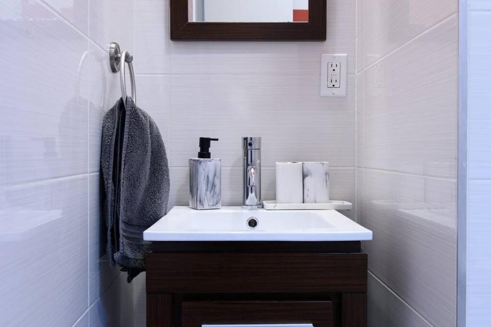 24-17 Renovated Studio Prime Location WD Apartment in Lower Manhattan