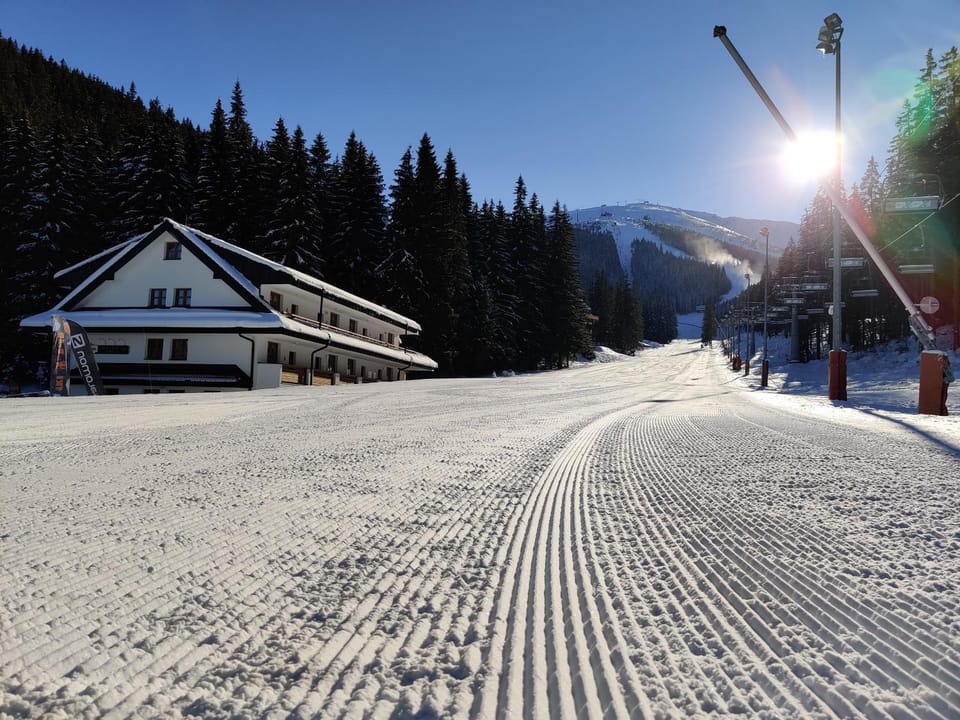Restaurant/places to eat, Natural landscape, Winter, Ski School, Skiing, Spa and wellness centre/facilities, Hiking, Mountain view, Swimming pool