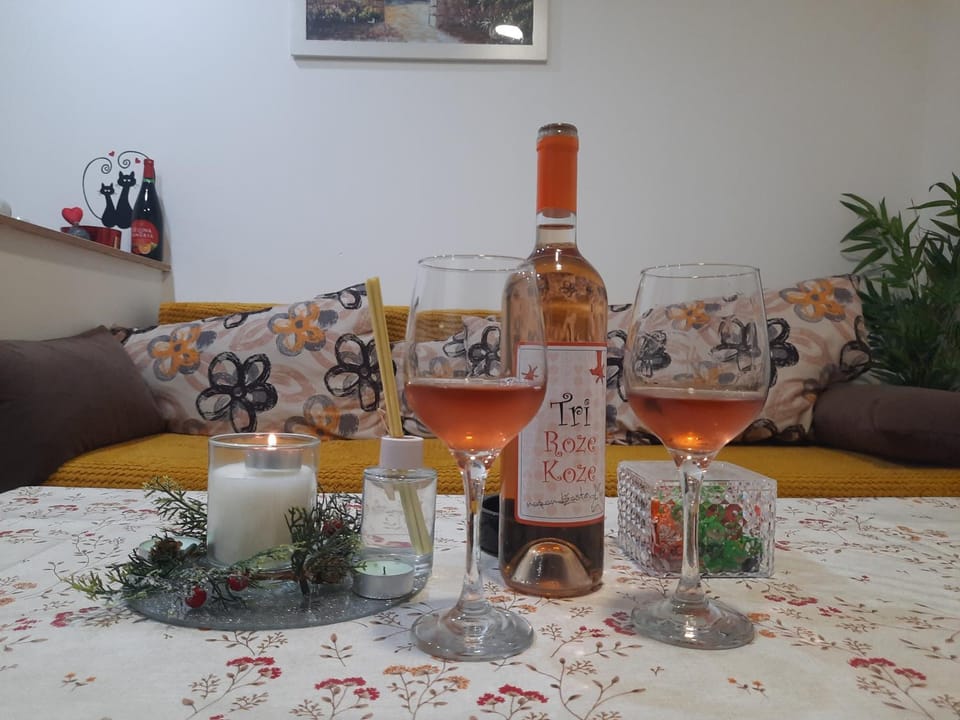 Food and drinks, Seating area, Food, Alcoholic drinks