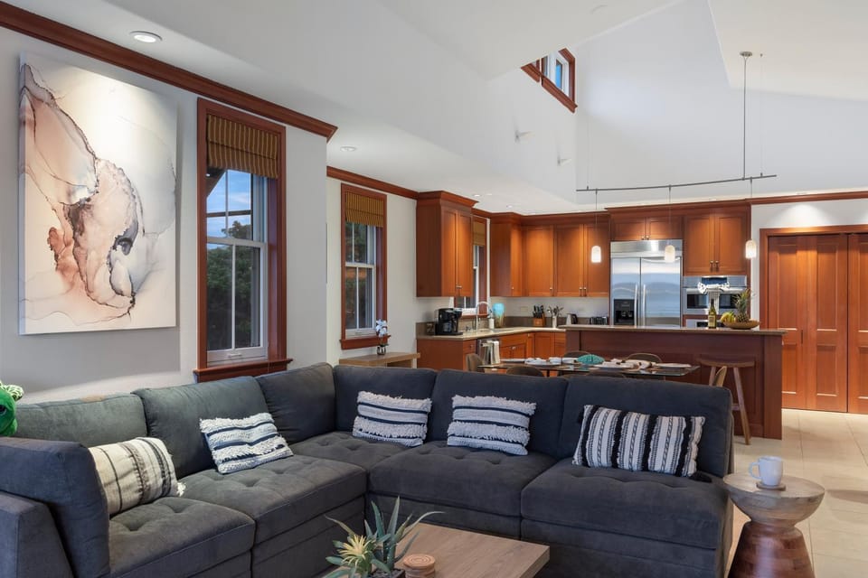 Coffee/tea facilities, Kitchen or kitchenette, Living room, Seating area, Dining area, stove