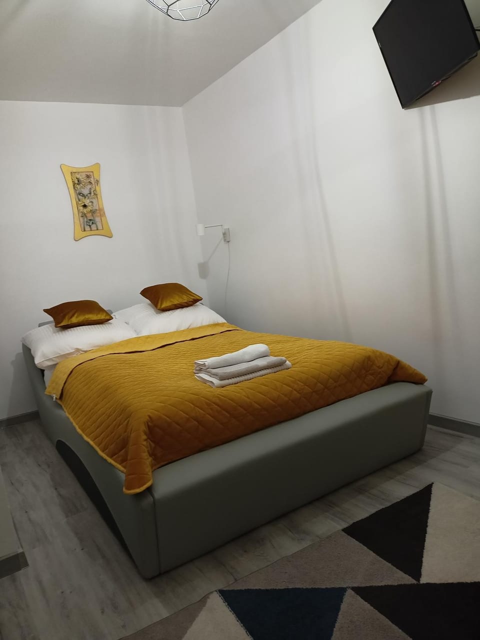 Bed, TV and multimedia, Photo of the whole room, Bedroom