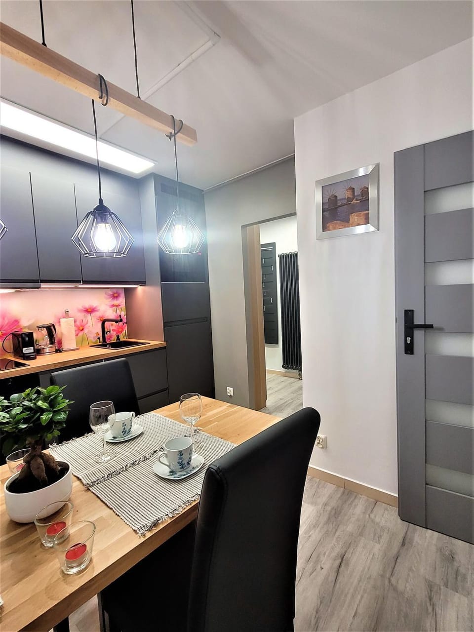 Kitchen or kitchenette, Dining area