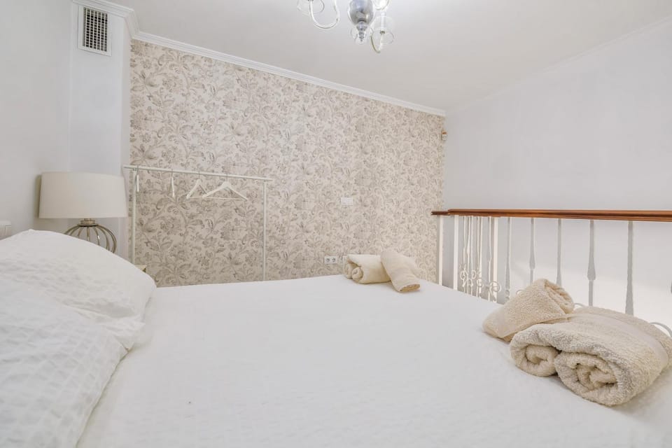 Bed, Photo of the whole room, Bedroom, heating, towels, air conditioner