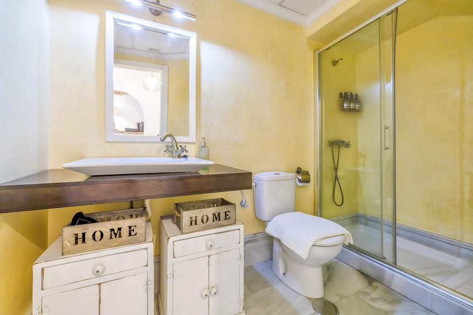 Shower, Toilet, Bathroom, towels