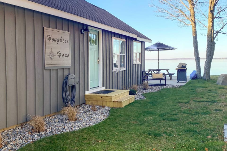 Charming Modern Cottage on Houghton Lake! House in Houghton Lake