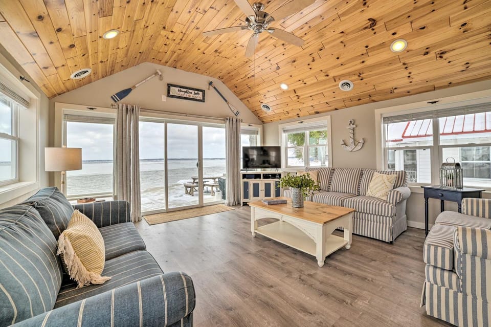 Charming Modern Cottage on Houghton Lake! House in Houghton Lake