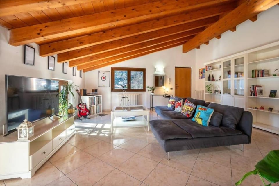 Art Music House Lake Como Beach 5 minutes walk Apartment in Dongo