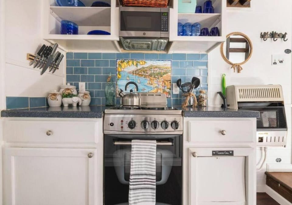 Kitchen or kitchenette, dishwasher