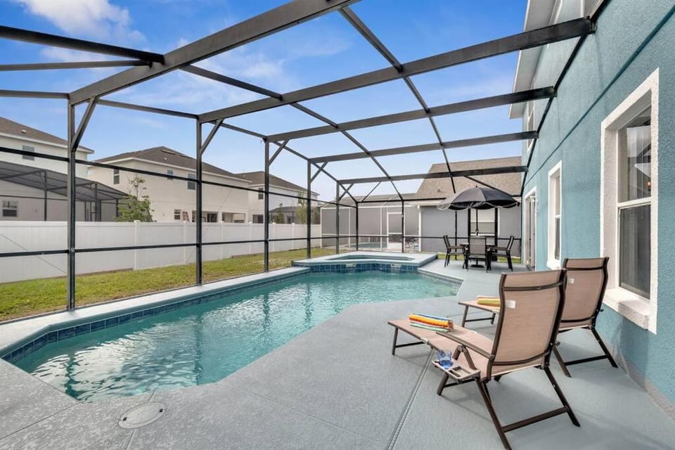 South Facing Pool, Close to Attractions, Remodeled House in Kissimmee