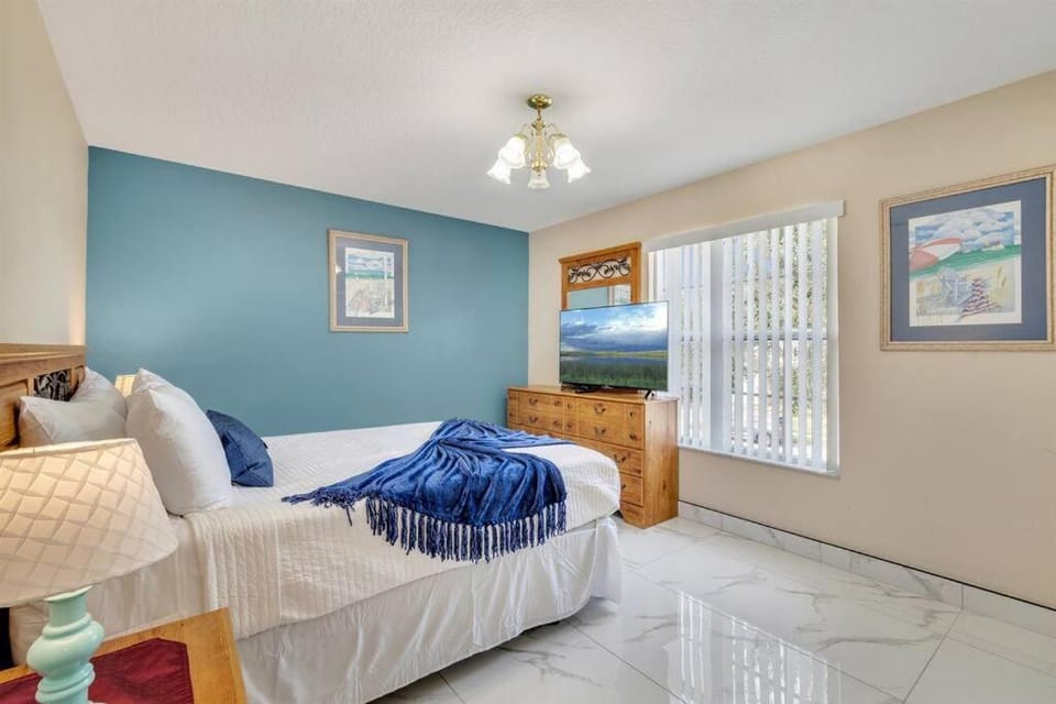 South Facing Pool, Close to Attractions, Remodeled House in Kissimmee