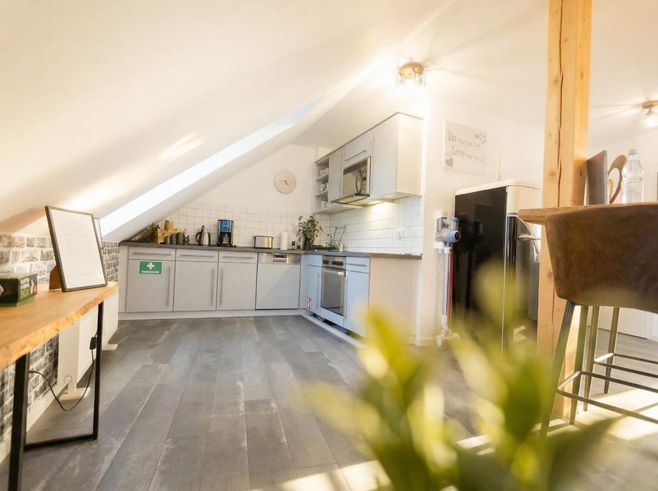 Coffee/tea facilities, Dining area, oven, stove, kitchen