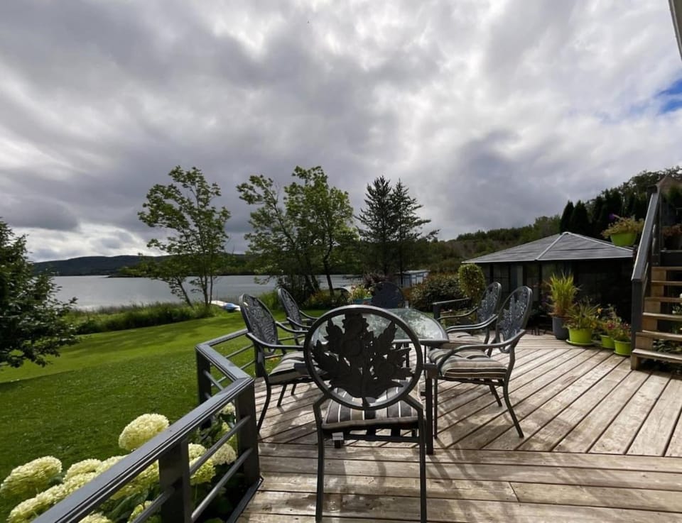 Lakeside 3BR - Kayak, Spa, FP, Billiards, AC House in Quebec