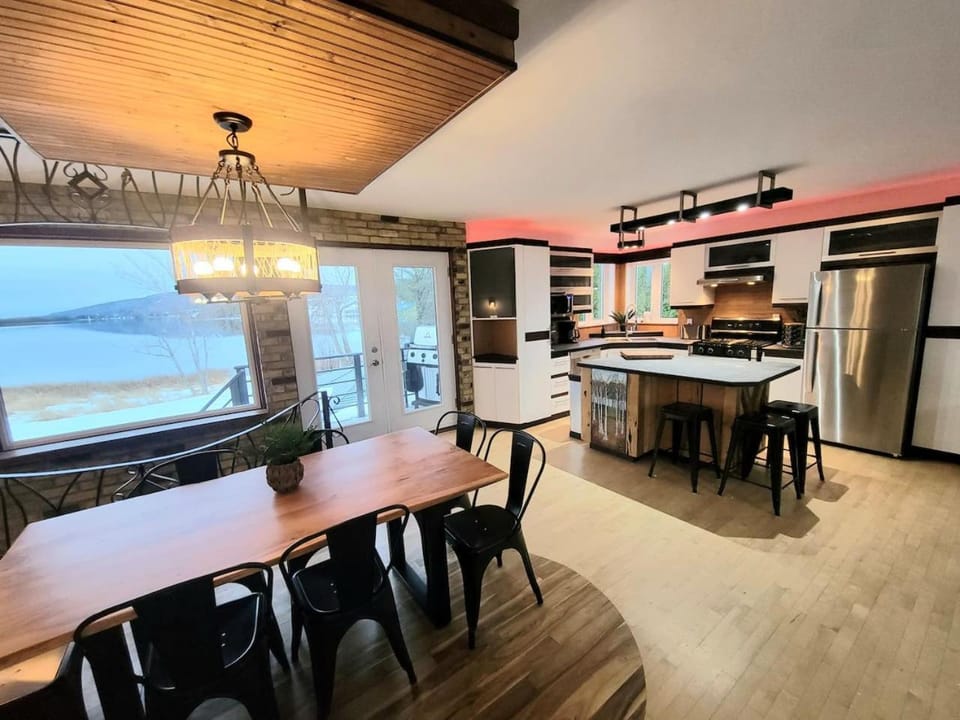 Lakeside 3BR - Kayak, Spa, FP, Billiards, AC House in Quebec