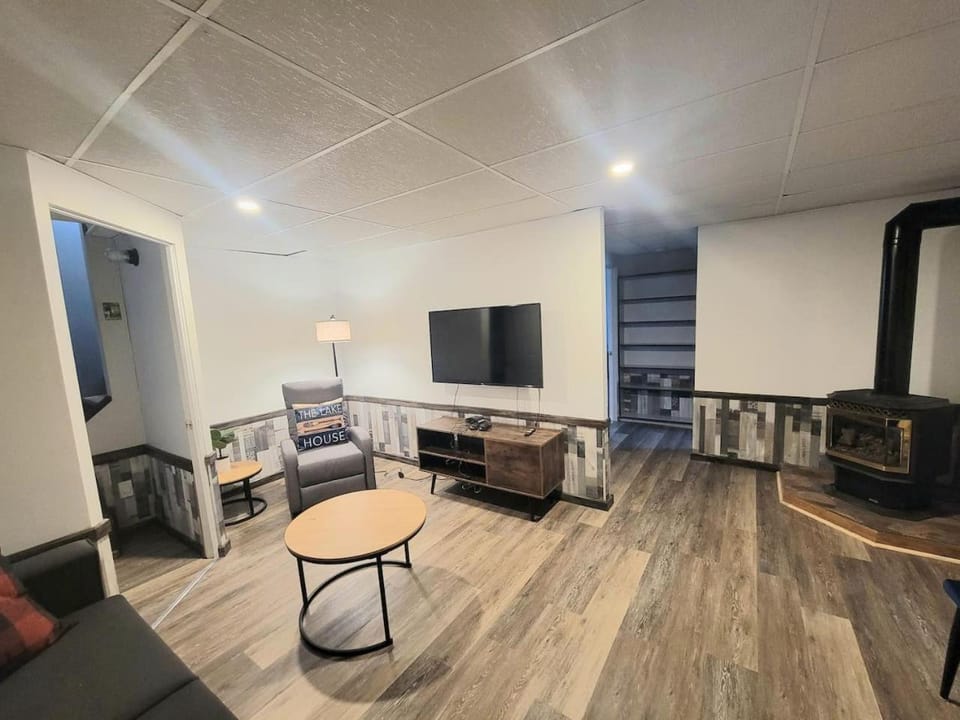 Lakeside 3BR - Kayak, Spa, FP, Billiards, AC House in Quebec
