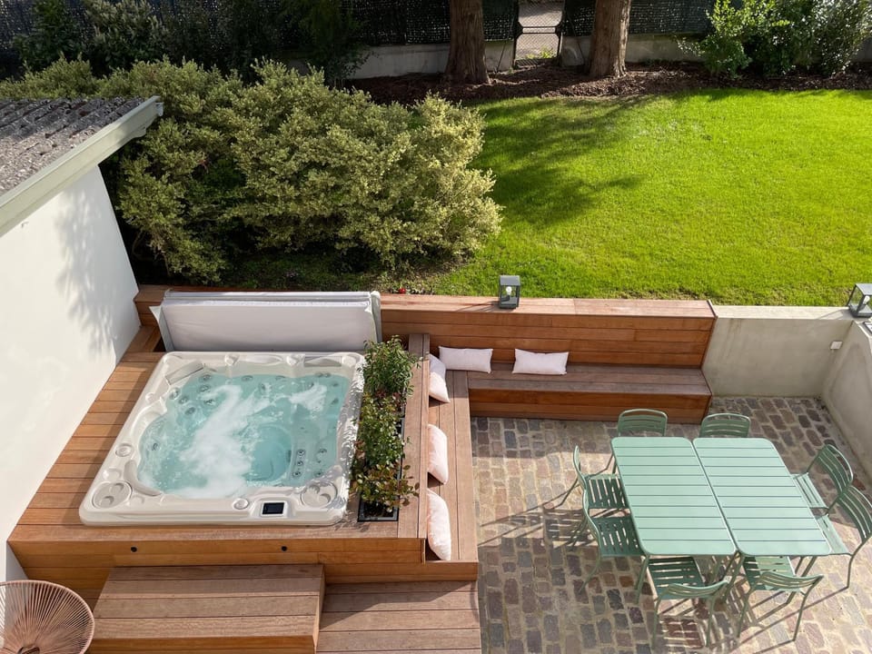 Patio, Garden, Hot Tub, Dining area, Garden view, sunbed