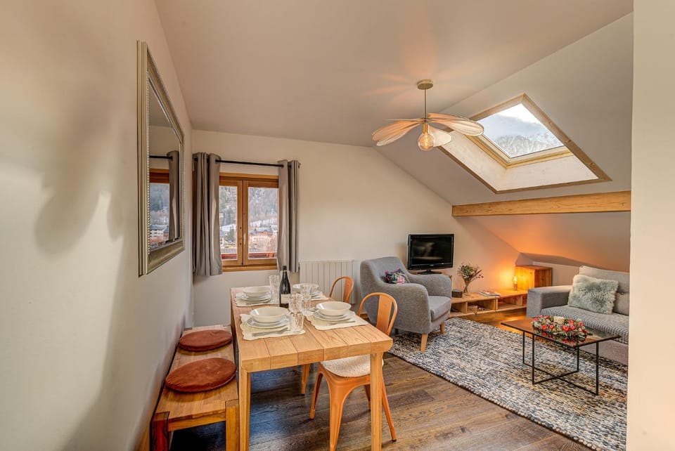 TV and multimedia, Living room, Seating area, Dining area