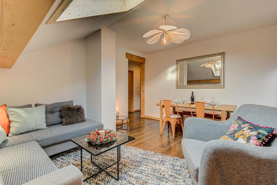 Living room, Seating area, Dining area, fireplace