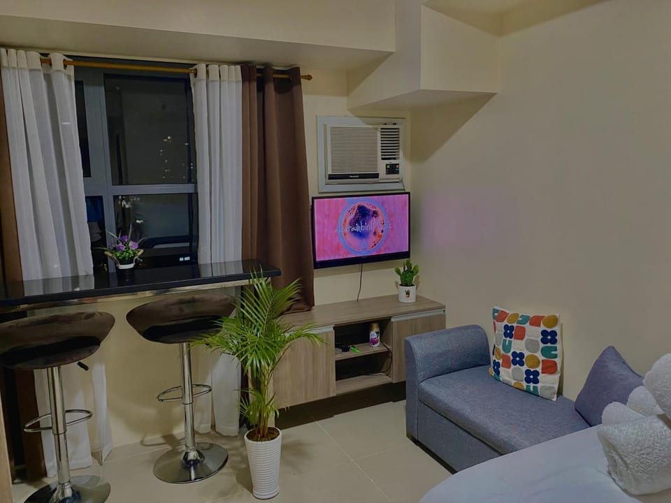 Communal lounge/ TV room, TV and multimedia, Living room, Seating area, Dining area