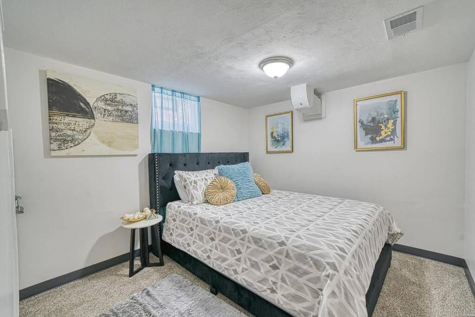 Beautiful Modern home with all year use HOT TUB, Pool table, Game room, & Propane fire pit!! House in Ferndale