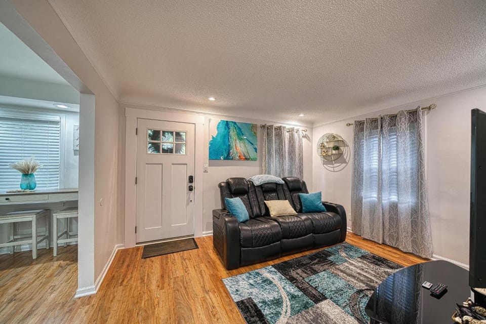 Beautiful Modern home with all year use HOT TUB, Pool table, Game room, & Propane fire pit!! House in Ferndale