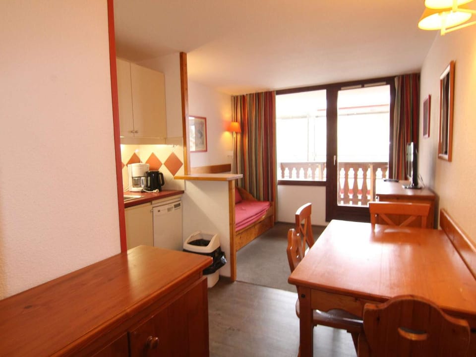 Appartement cosy 2P pour 4 pers. à 100m des pistes et commerces - L'Alpe d'Huez - FR-1-405-212 Apartment in Huez