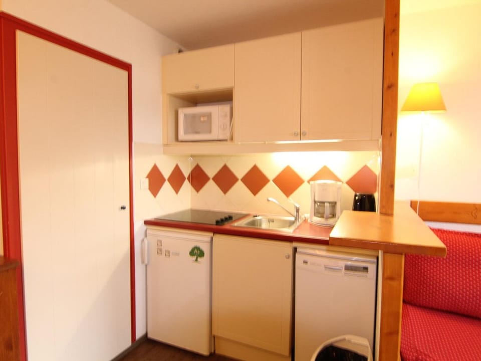 Appartement cosy 2P pour 4 pers. à 100m des pistes et commerces - L'Alpe d'Huez - FR-1-405-212 Apartment in Huez