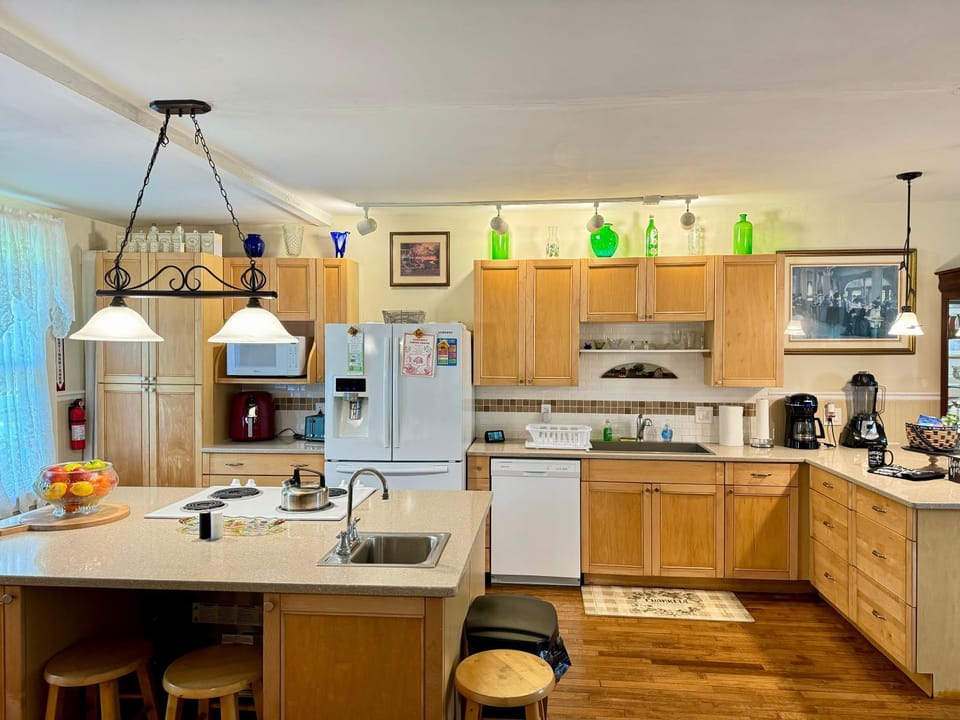 Coffee/tea facilities, Kitchen or kitchenette, oven, stove, kitchen