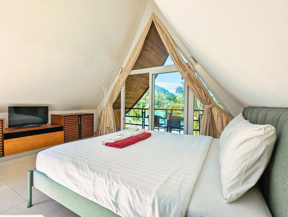 Bed, TV and multimedia, Bedroom