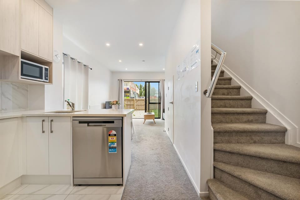 Cozy Brand New Townhouse 1 Bed and Breakfast in Auckland