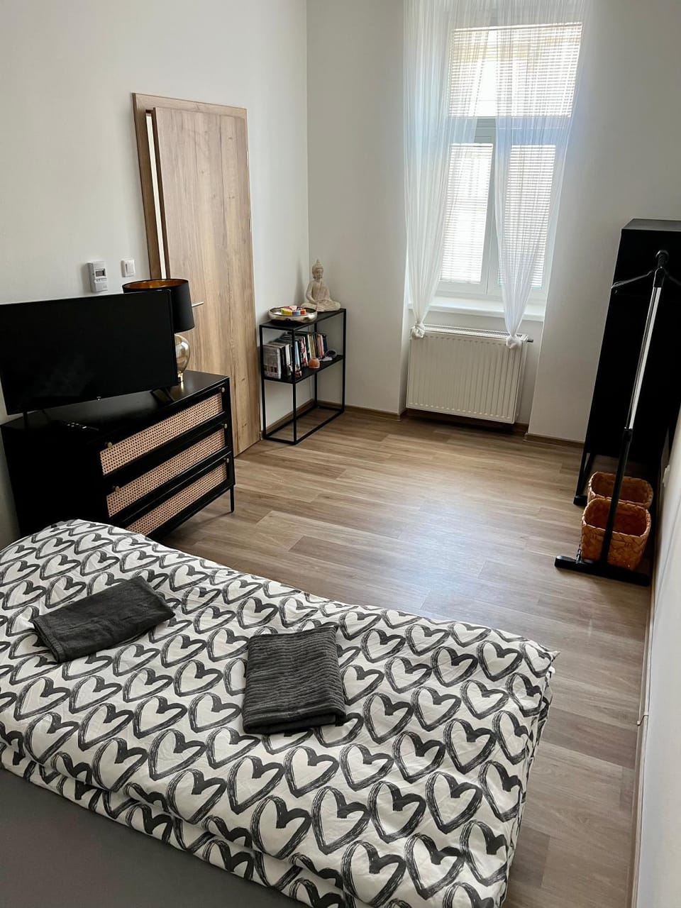 Photo of the whole room, Bedroom, wardrobe
