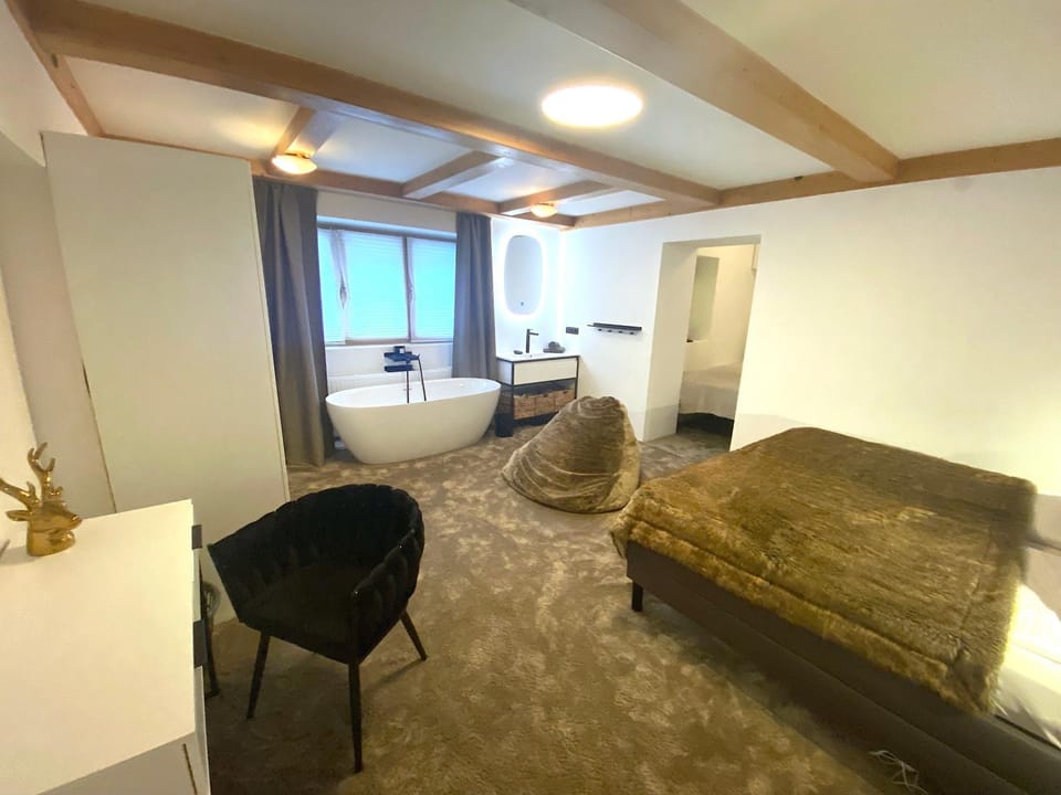 Bed, Photo of the whole room, Bedroom