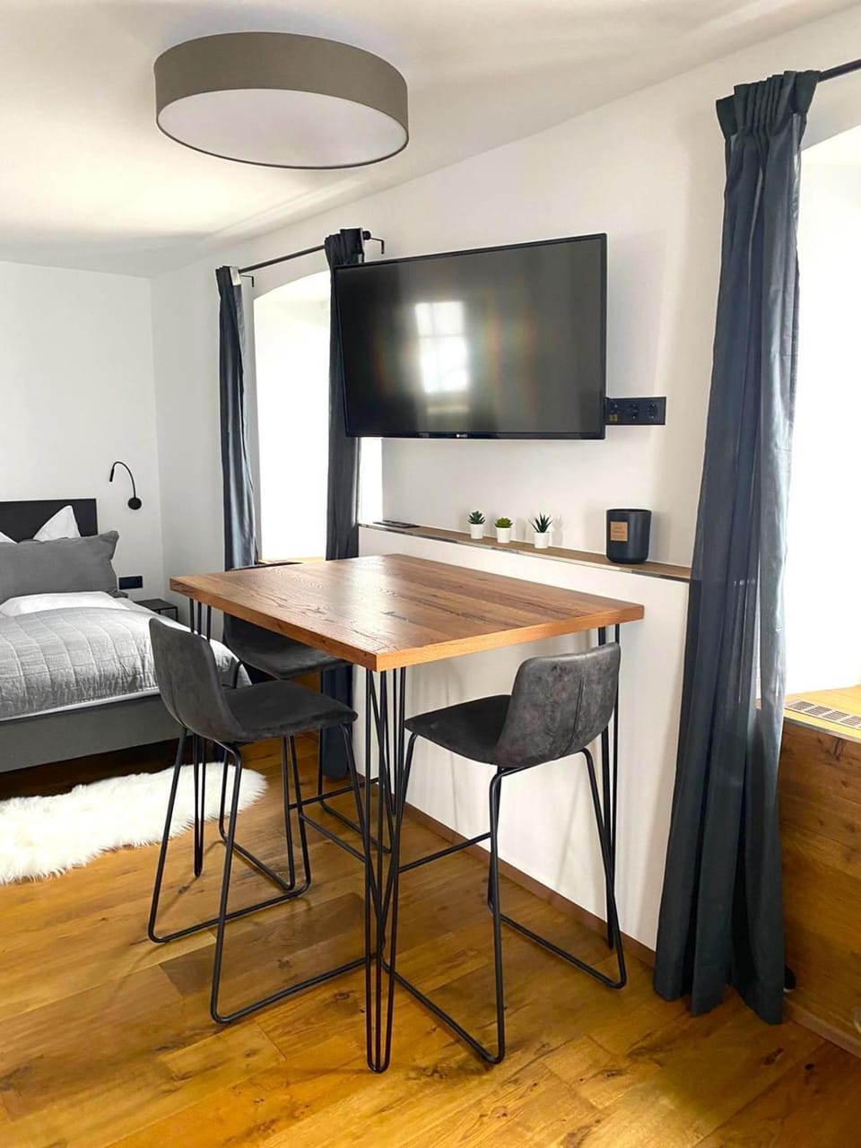 Photo of the whole room, Dining area