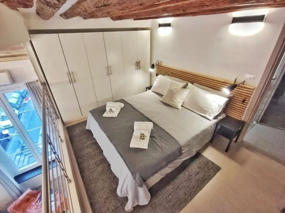 Bed, Photo of the whole room, Bedroom, towels